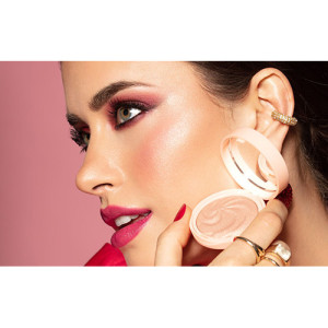 Luscious Meringue Illuminatrice - Scented face highlighter