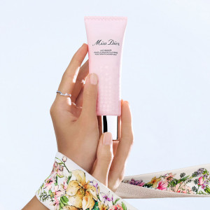 Miss Dior - Lait Granité pour la douche à la rose - Purifie et hydrate